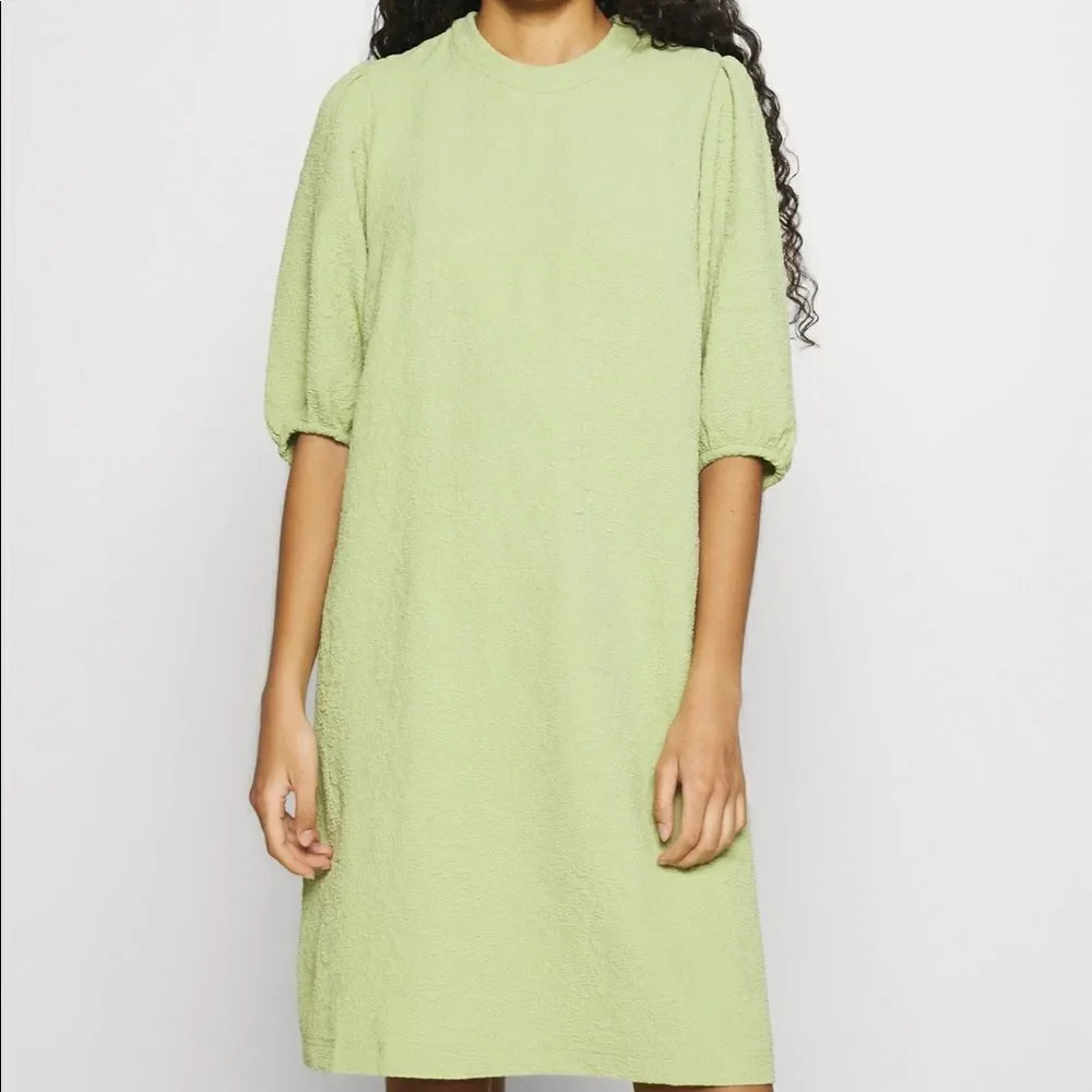 NWT Samsoe Junis ss TarragonâCrew Neck Textured Puff SleeveâDress - Picture 2 of 16